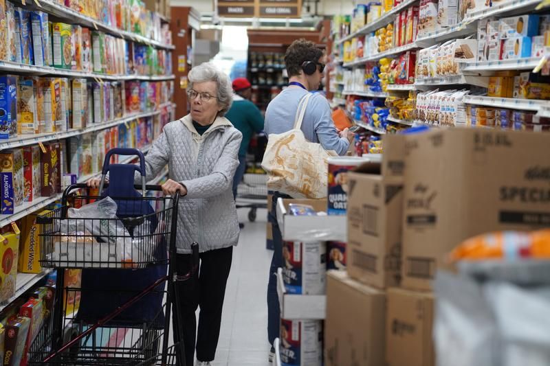 5月8日	，顾客在美国纽约一家商店选购商品	。新华社